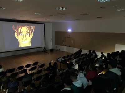 La cooperativa ha prodotto un documentario con protagonisti i ragazzi: Vernissage, che l�anno scorso ha vinto un festival nazionale. Ultimamente ha poi proposto un laboratorio musicale in cui i figli di detenuti e di professionisti suonano insieme ignorando l�identit� gli uni degli altri, arrivando cos� a conoscersi attraverso la musica